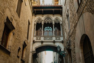 Barcelona 'nın eski kısmında Pont del Bisbe Bishop Köprüsü sokağı Gotik Bölge. Popüler seyahat hedefi.