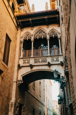 Barcelona 'nın eski kısmında Pont del Bisbe Bishop Köprüsü sokağı Gotik Bölge. Popüler seyahat hedefi.