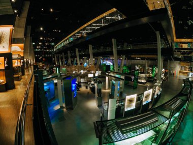 Barselona, İspanya - Aralık 2021. Cosmocaixa Müzesi 'nin içinde. Bilimsel deneyler sergisiyle zemin katta.