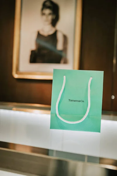 Barselona, İspanya - Aralık 2021. Tiffany ve Ortakları, dünyaca ünlü Amerikan Moda Markası 'ndan bir kese kağıdı. Lüks, modaya uygun mücevher hediyesi. — Stok fotoğraf