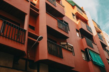 Avrupa 'da balkonlu kırmızı konutlar. Güzel bir apartman binası gibi. Seyahat, mimari konsepti.