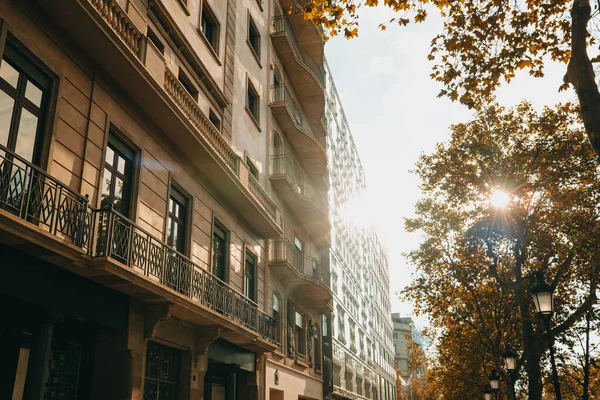Habitação residencial com varandas na cidade velha europeia. Fachada de prédio bonito apartamento na rua Barcelona. Viagens, conceito de arquitetura. — Fotografia de Stock