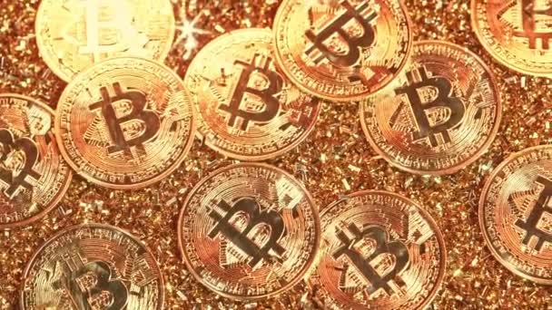 Bitcoin, κρυπτονομίσματα. Χρυσά νομίσματα περιστρέφονται δεξιόστροφα. Ψηφιακή ανταλλαγή, δημοτικότητα της BTC, σύμβολο του μελλοντικού χρήματος, βιομηχανία ηλεκτρονικών, έννοια εξόρυξης. — Αρχείο Βίντεο