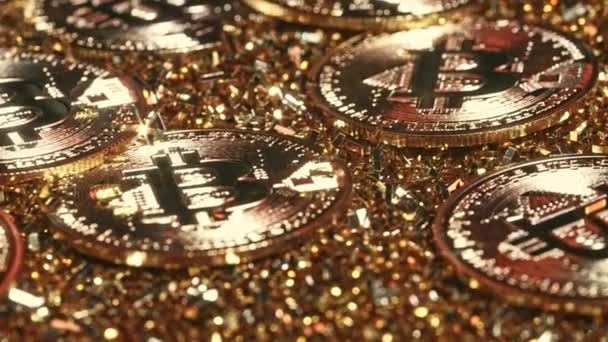 Bitcoin, Kryptowährung. Goldene Münzen drehen sich im Uhrzeigersinn. Digitaler Austausch, Popularität von BTC, Symbol für zukünftiges Geld, Elektronikindustrie, Bergbaukonzept. — Stockvideo