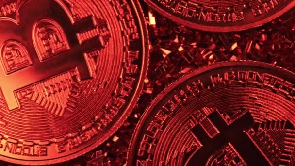 Close-up van Bitcoins die draaien op glitter achtergrond. Cyberspace, cryptogeld, investeringsconcept. Blockchain technologie, mijnbouw. — Stockvideo