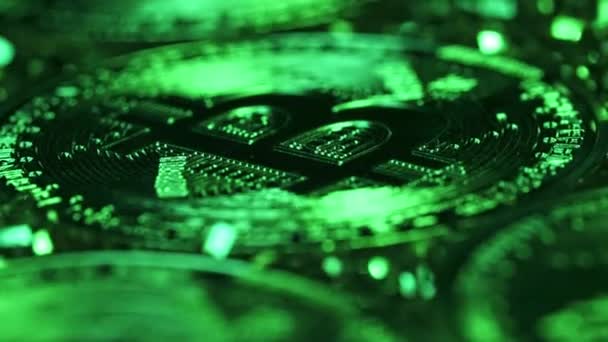 Populär kryptovaluta bitcoin. Mynt som roterar medurs under grönt ljus. Marknadshandel vinst, gruvdrift, investeringar, cyberspace koncept. Närbild detaljerad bakgrund — Stockvideo