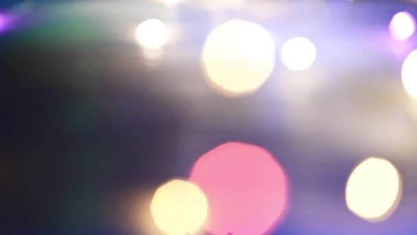 Färgglada defocused cirkulär facula. Naturliga flytande organiska abstrakta partiklar på svart bakgrund. Glitter med bokeh. Jul och nytt år. — Stockvideo