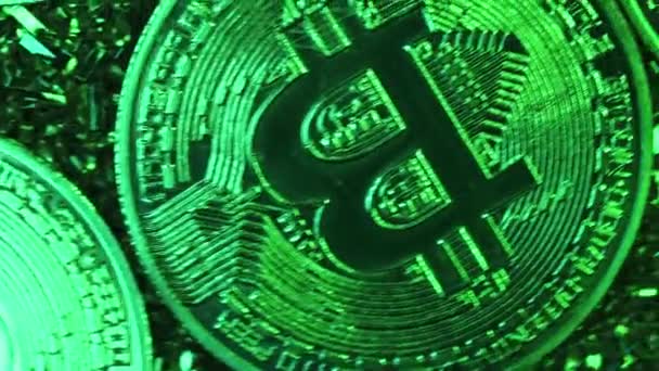 Nahaufnahme von auf glitzerndem Hintergrund rotierenden Bitcoins. Cyberspace, Kryptowährung, Anlagekonzept. Blockchain-Technologie, Bergbau. — Stockvideo