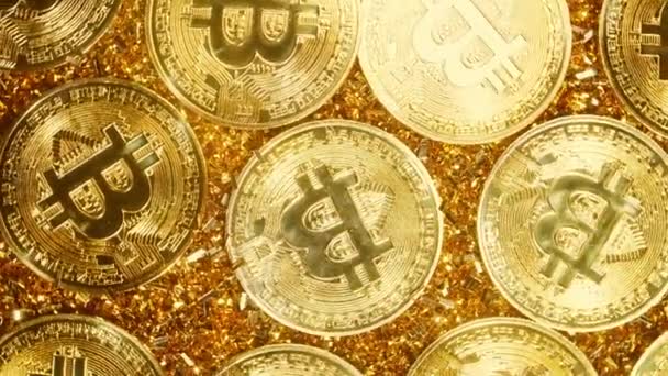 Bitcoin, şifreli para. Saat yönünde dönen altın paralar. Dijital değişim, BTC 'nin popülerliği, geleceğin parası, elektronik endüstrisi, madencilik kavramı.. — Stok video
