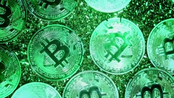 Bitcoin criptovaluta popolare. Monete che ruotano in senso orario sotto la luce verde. Profitto di mercato, estrazione mineraria, investimenti, concetto di cyberspazio. Contesto dettagliato del primo piano — Video Stock