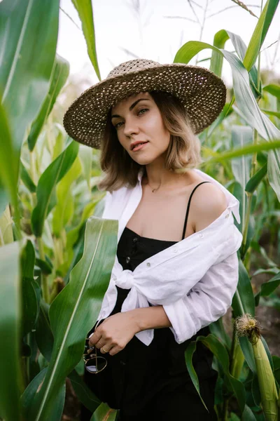Portrait of young stylish woman in green jungle. Girl in straw hat, linen clothes. Lady looks happy and healthy, she smiles. — Foto Stock