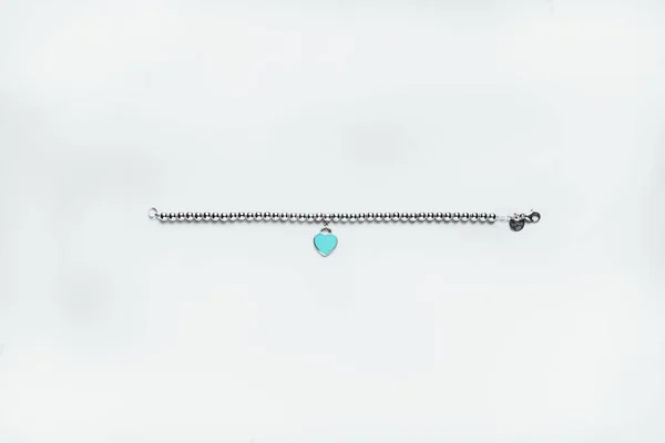 Barcelone, Espagne - janvier 2022. Bracelet perle Tiffany and Co en argent, avec diamant de la célèbre marque de mode américaine. Luxe, bijoux tendance présents sur fond de marbre — Photo