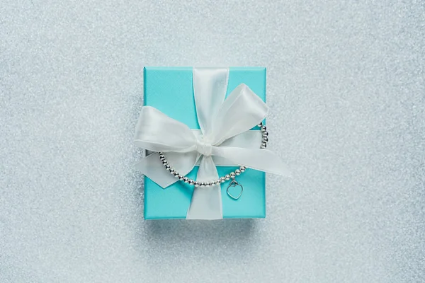 Барселона, Іспанія - січень 2022. Tiffany and Co фірмова подарункова коробка з браслетом серця зі всесвітньо відомого американського бренду моди. Розкішні, модні прикраси на блискучому тлі. — стокове фото