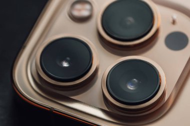 Barselona, İspanya - Ocak 2022. Son çıkan iPhone 13 profesyoneli. Üçlü lens kameralı Apple yeni akıllı telefonu - Ultra Geniş, Geniş ve Telephoto Macro reklamcılık, dış tasarım.