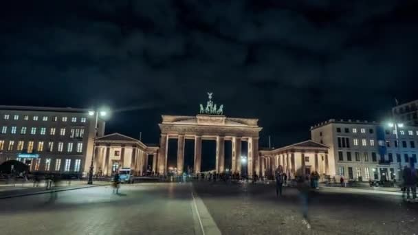 Βερολίνο, Γερμανία - Δεκέμβριος 2021. Η Υπερ-κατάρρευση της Πύλης του Βρανδεμβούργου βρίσκεται στην Πλατεία Παρίζερ. Hyperlapse ή timelapse, κατασκευή φωτίζεται, πολλοί άνθρωποι, τουρίστες. Φόντο νυχτερινού ουρανού. — Αρχείο Βίντεο