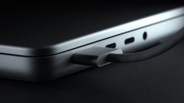 Barcelona, España - Enero 2022. Adaptador de corriente MagSafe 3 conectado a un nuevo portátil. Cargador para primer plano de MacBook. Versión de metal plateado — Vídeo de stock