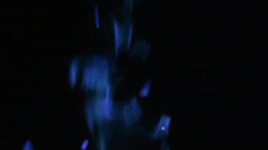 Siyah arka planda mavi gaz alevleri. Yanan ateş. Ayrıntılı neon alev dilleri. Görsel soyut element, enerji kavramı.