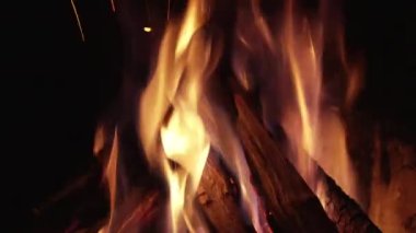 Evdeki güzel şömine. Bir sürü kıvılcım ve alevli dil, yanan odunlardan. Rahatlatıcı güzel görüntüler. Şenlik ateşi, ateş enerjisi arka planı. 