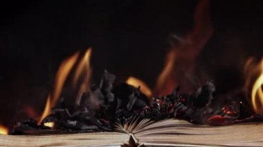 Açık kitap yanıyor, sayfalar alevler içinde. Sansür kavramı, özgürlük bilgisi yasağı, 451 fahrenhayt, kağıt formatında eski edebiyat artık talep görmüyor.