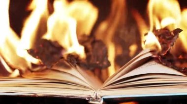 Açık kitap yanıyor, sayfalar alevler içinde. Sansür kavramı, özgürlük bilgisi yasağı, 451 fahrenhayt, kağıt formatında eski edebiyat artık talep görmüyor.
