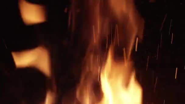 Heiße Flamme und Funken auf schwarzem Hintergrund im Kamin. Das Feuer brennt in der Nacht. Katastrophe, Probleme, Waldbrandkonzept. Erstaunlich, reale Gefahr, abstrakt. Übergang, Logo oder Kompositionen. — Stockvideo