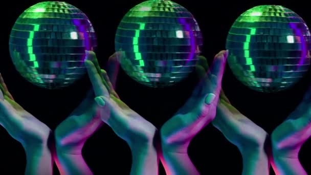 Händerna med flyter i luft spinning disco spegel bollar under neon. Glänsande silverkulor på svart vägg. Kalejdoskopisk effekt. Retro night party, musik, balans, underhållning koncept bakgrund — Stockvideo