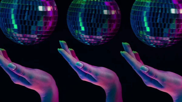 Блискуча жіноча рука тримає обертовий диско-дзеркальний м'яч під неоном. Глянцева срібна сфера, що відбиває світло. Ефект калейдоскопа. Ретро нічна вечірка, музика та розважальна концепція фону — стокове фото