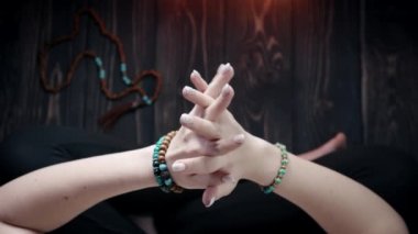 Dua eden kadın Lotus pozisyonunda oturur ve meditasyon yapar, mantraları okur, düşünceleri, istekleri veya evrene minnettarlığı yönetir. Üst Manzara. Maneviyat, din, Tanrı kavramı..