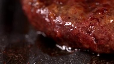 Izgara ızgarada biftek pişirme işlemi. Biftek ya da domuz köftesi. Hamburger için çiğ pirzola. Dolly 'nin yakın çekim görüntüsü.