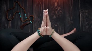 Dua eden kadın Lotus pozisyonunda oturur ve meditasyon yapar, mantraları okur, düşünceleri, istekleri veya evrene minnettarlığı yönetir. Üst Manzara. Maneviyat, din, Tanrı kavramı..