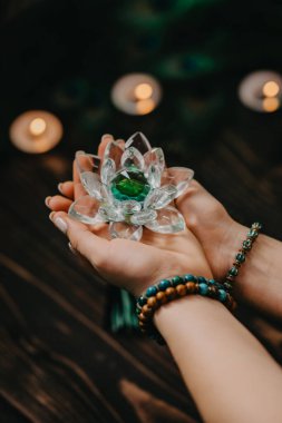 Kristal nilüfer çiçeği tutan kadın. Din kavramı, sanat, meditasyon, çakra, ruhsal iç dünya