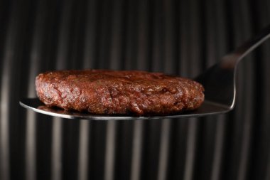 Mangal aletinde sebze bazlı et pirzolası, spatula sapı. Soya fasulyesi sahte köfte, glütensiz, etsiz vejetaryen ve vejetaryen gıda konsepti.