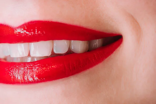Een glimlach. Een dame met een natuurlijke lip. Glanzende gepassioneerde rode lippen. Vrouw met vloeibare lippenstift of glans. — Stockfoto