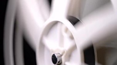 Retro eski moda 8 mm 'lik projektör kaset filmiyle makara oynuyor. Sarmal kapanıyor ve duruyor. Eski nesneler, eğlence, nostalji, festival ekipmanları