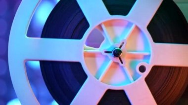 Pullar üzerinde dönen film makarası kinetik duvar, renkli ışık. Dekorasyon odasında eski moda 8 mm 'lik projektör. Klasik film nesneleri, sinema, Hollywood konsepti