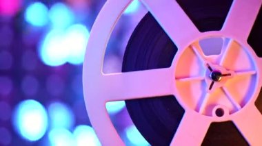 Pullar üzerinde dönen film makarası kinetik duvar, neon ışık. Dekorasyon odasında eski moda 8 mm 'lik projektör. Eski nesneler, sinema, Hollywood konsepti