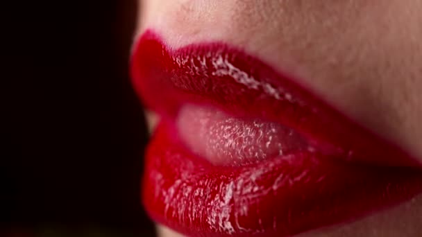 Vista de mulher com glamourosa maquiagem sorrindo. Modelo sexy com vermelho brilhante sedutora lambe lábios naturais. Emoção de paquera. — Vídeo de Stock