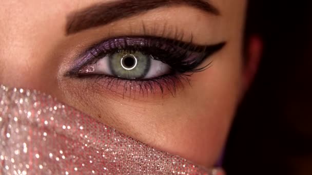 Lady in glitter protective mask. Macro. Glitter shadows and false lashes. Woman eye with fancy arrow make-up. Girl, green eye. Pandemic, covid-19 concept. — Stock Video
