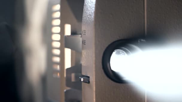 Παλιομοδίτικος προβολέας ταινιών 8mm που επιδεικνύει ταινία. Προβάλλοντας δέσμη φωτός. Οικιακό θέατρο, εκπομπή, πηνία περιστρεφόμενα. Ψυχαγωγία, νοσταλγία, ιδέα εξοπλισμού φεστιβάλ — Αρχείο Βίντεο