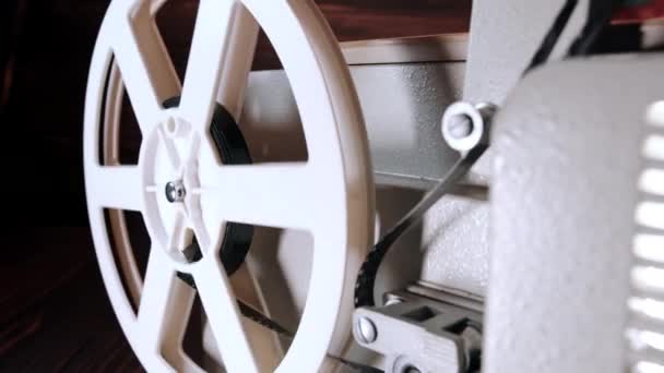 Πλάνα από φιλμ γυρισμάτων. Αναλογικός παίκτης. Ρετρό ντεμοντέ 8mm προβολέα παίζει ταινία στο σπίτι του θεάτρου. Vintage αντικείμενα, ιδανικό για screensaver φεστιβάλ, εξοπλισμός μετάδοσης — Αρχείο Βίντεο