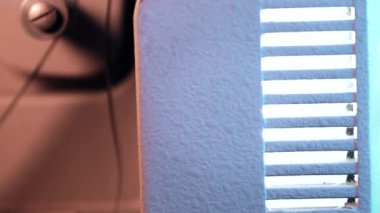 Çalışma sürecinin yakın plan detaylı görüntüsü eski moda 8mm projektör kaset filmiyle makara oynuyor. Bobin dönüyor. Eski nesneler, eğlence, nostalji, festival ekipmanları