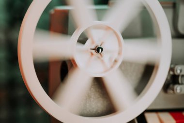 Bantlı bobinler dönüyor. Analog oynatıcı. Tiyatroda eski moda 8 mm 'lik projektör oynuyor. Eğlence, nostalji, festival, yayın ekipmanları.