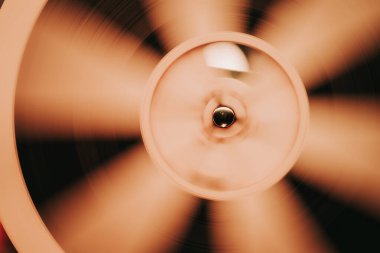 Bobbin film dönüyor. Analog oynatıcı. Eski moda 8 mm 'lik projektör ev sinemasında film oynuyor. Klasik nesneler, festival ekran koruyucusu ve yayın ekipmanları için mükemmel.