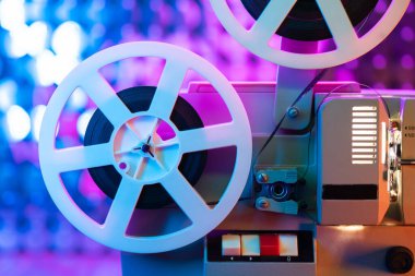 Pullar üzerinde dönen film makarası kinetik duvar, renkli ışık. Dekorasyon odasında eski moda 8 mm 'lik projektör. Klasik film nesneleri, sinema, Hollywood konsepti