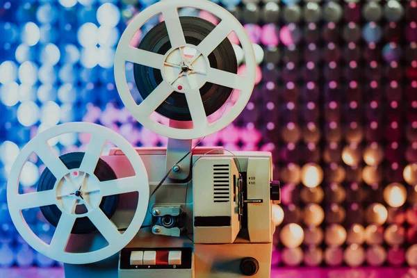 Pullar üzerinde dönen film makarası kinetik duvar, renkli ışık. Dekorasyon odasında eski moda 8 mm 'lik projektör. Klasik film nesneleri, sinema, Hollywood konsepti