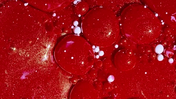 Astratto di bolle di perle rosse esplode nella vernice glitter. Inchiostri, sfere bianche, olio. Forme rubino colorate. Sfondo dettagliato, bel design, trama palloncini. — Video Stock