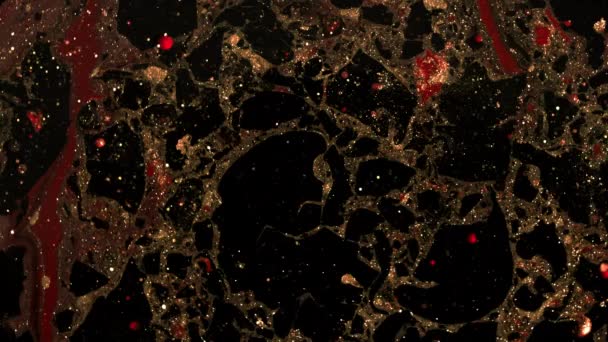 Abstrakt marmor flytande glitter färg roterande. Bubblor spricker. Mörka och röda pärlbläck i olja. Färgglada former. Detaljerad bakgrund, fantastisk design, virvlande — Stockvideo