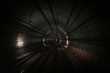Sürücüsüz metro treninin yeraltı tünelinde ilerleyişinin ön kabin görüntüsü. Otomatik gelişmiş ulaşım sistemi, Pekin 'de metro, Çin