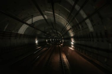 Yeraltı vagonundan metro tünelinin görüntüsü. Metropolitan şehrinde Tokyo metro trenine binmek. Modern toplu taşıma kipi.