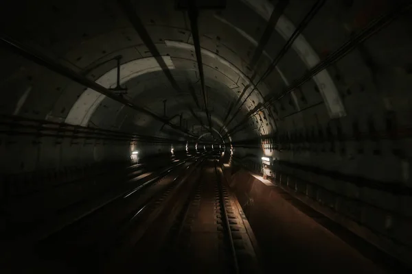 지하 운송 수단에서 지하철 터널을 바라본다. 도쿄 지하철을 타고 대도시를 달리고 있다. 현대의 공공 교통수단. — 스톡 사진